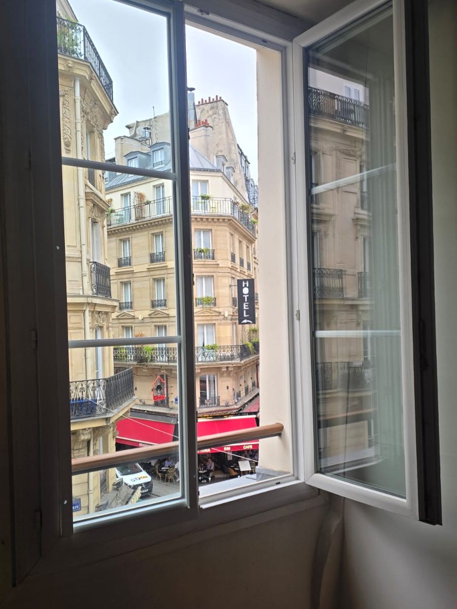 Fenêtres de l’appartement donnant sur la rue