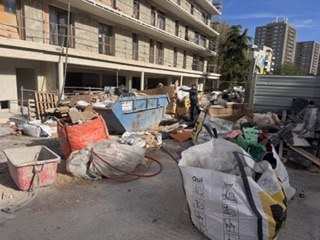 Avant : déchets, bennes et sacs de chantier au pied de l’immeuble