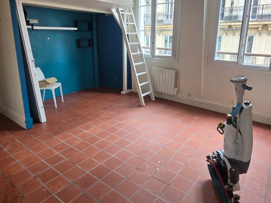Appartement aux tomettes rouges en cours de lavage à l’autolaveuse