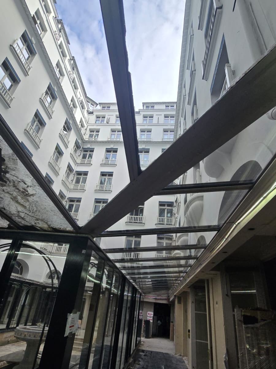 Verrière d’un hôtel parisien vue depuis la cour intérieure
