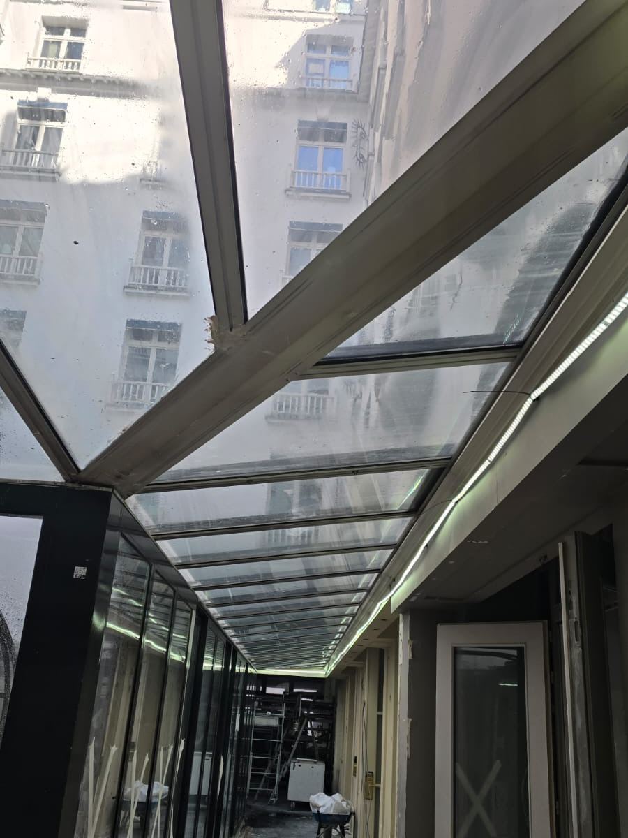 Galerie couverte sous la verrière